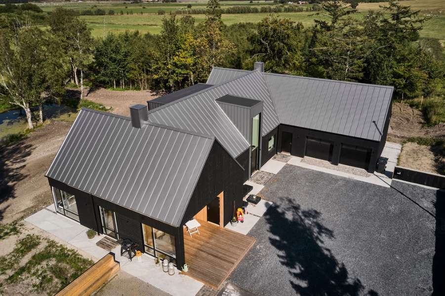 Flaget er hejst for det nye hus med det populære ståltag, Brådalvej 25, 9210 Aalborg SØ